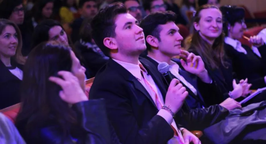Le sommet des jeunes leaders s'est tenu à Buenos Aires. Là, le juge Lorenzetti a donné une conférence