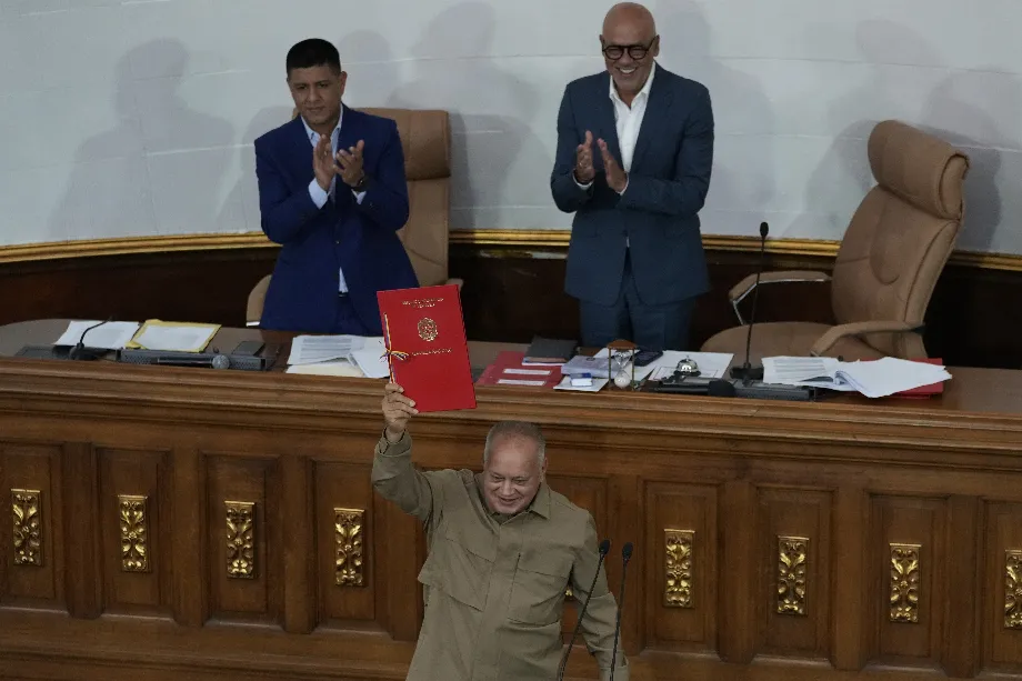 Cette loi a été présentée en janvier 2023 par le puissant dirigeant chaviste Diosdado Cabello, qui a accusé plus de 60 ONG de “déstabiliser” le pays (AP Photo/Ariana Cubillos)