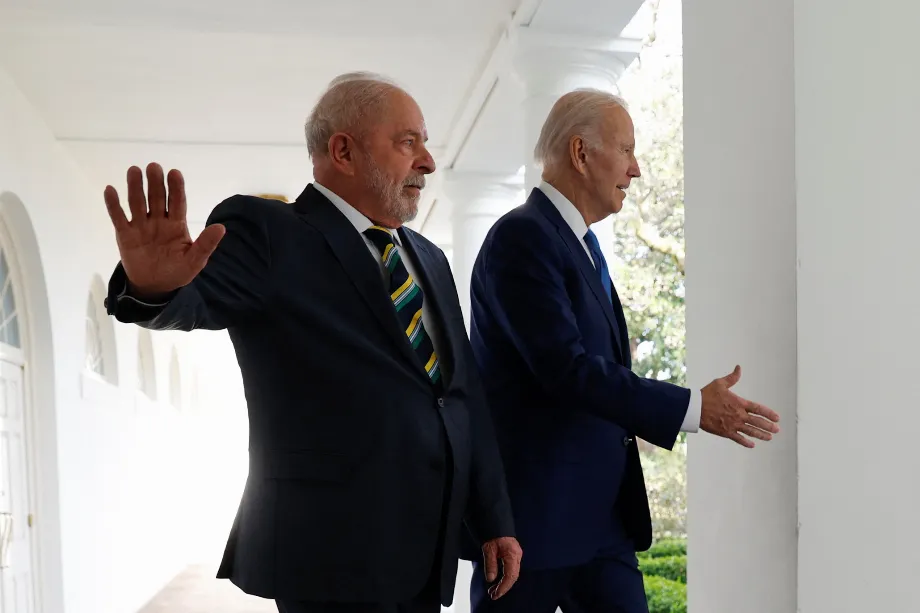 Joseph Biden et Lula da Silva marchent dans le Jardin des Roses de la Maison Blanche (Washington, États-Unis)