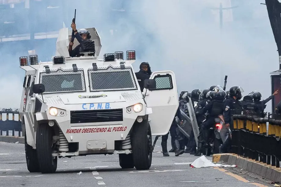 Des membres de la Police nationale bolivarienne (PNB) ont confronté des manifestants lors d'une manifestation contre les résultats des élections à Caracas (EFE/ Ronald Peña R./Archive)