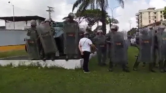 Le moment où une femme vénézuélienne fait face à la Garde nationale chaviste lors de la manifestation de l'opposition à Monagas.
