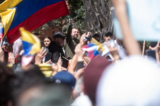 L'alcalde Galán a défilé à Bogotá contre la dictature vénézuélienne : "Pour aucune raison la Colombie ne peut être complice de fraude électorale."