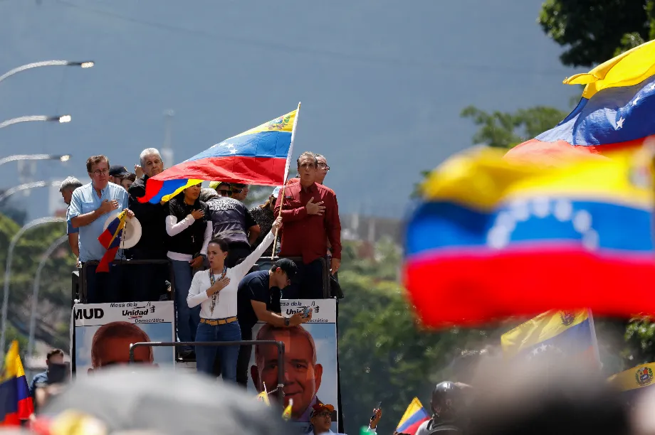 María Corina Machado parcourt les rues de Caracas avec le drapeau du Venezuela - crédit Leonardo Fernandez Viloria/Reuters