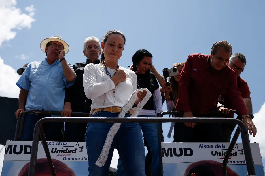 María Corina Machado tient une liste de procès-verbaux lors de la mobilisation dans la capitale vénézuélienne (REUTERS/Leonardo Fernandez Viloria)