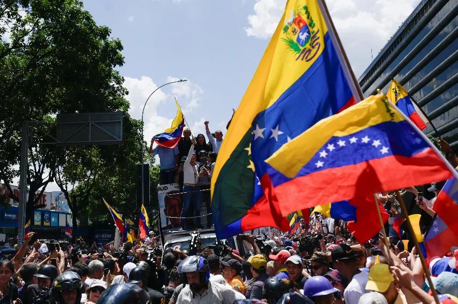 La caravane qui transporte María Corina Machado avance au milieu de la foule (REUTERS/Maxwell Briceno)