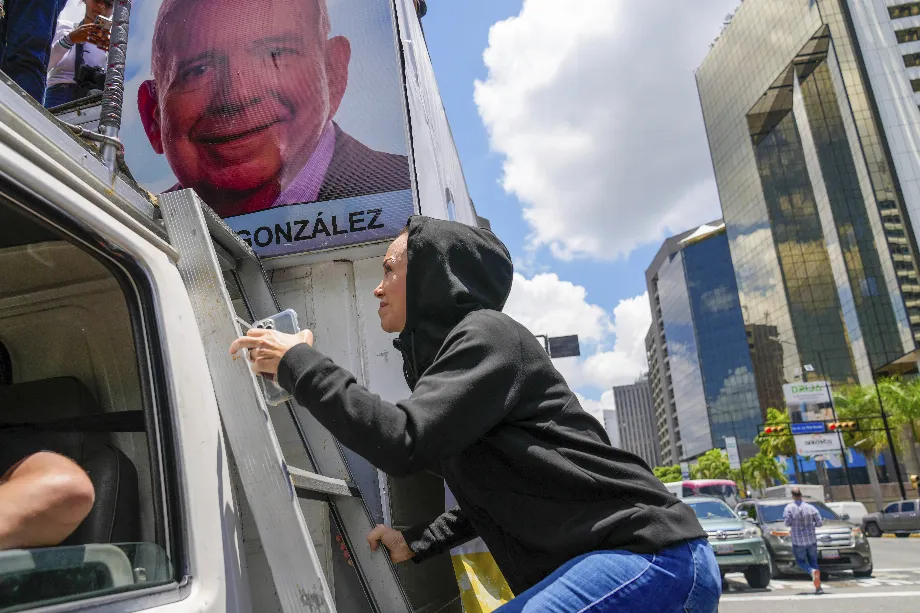La leader opositionnelle María Corina Machado est arrivée incognito, masquée, à la manifestation de ce samedi (AP/Ariana Cubillos)