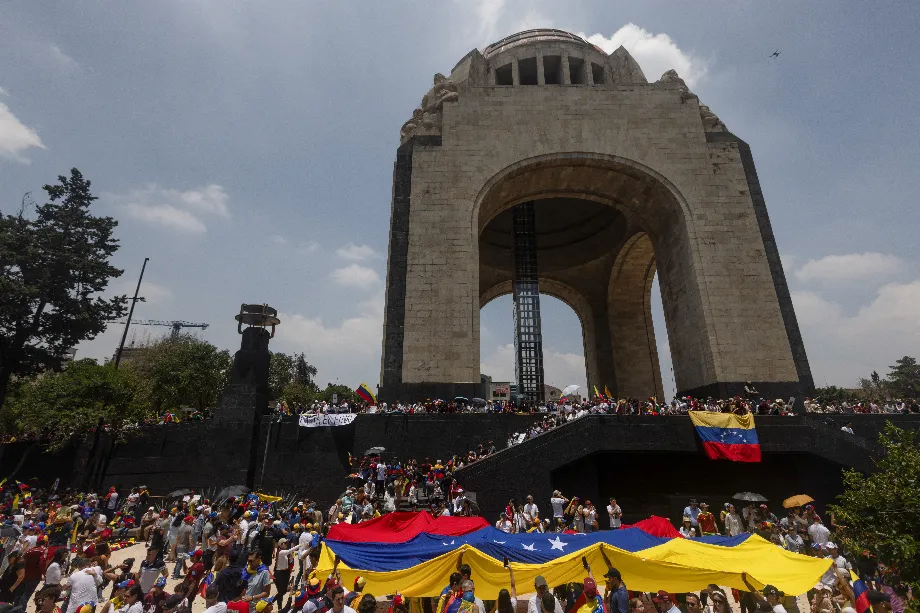 Des centaines de Vénézuéliens se sont mobilisés vers le Monument à la Révolution à Mexico (REUTERS/Quetzalli Nicte-Ha)