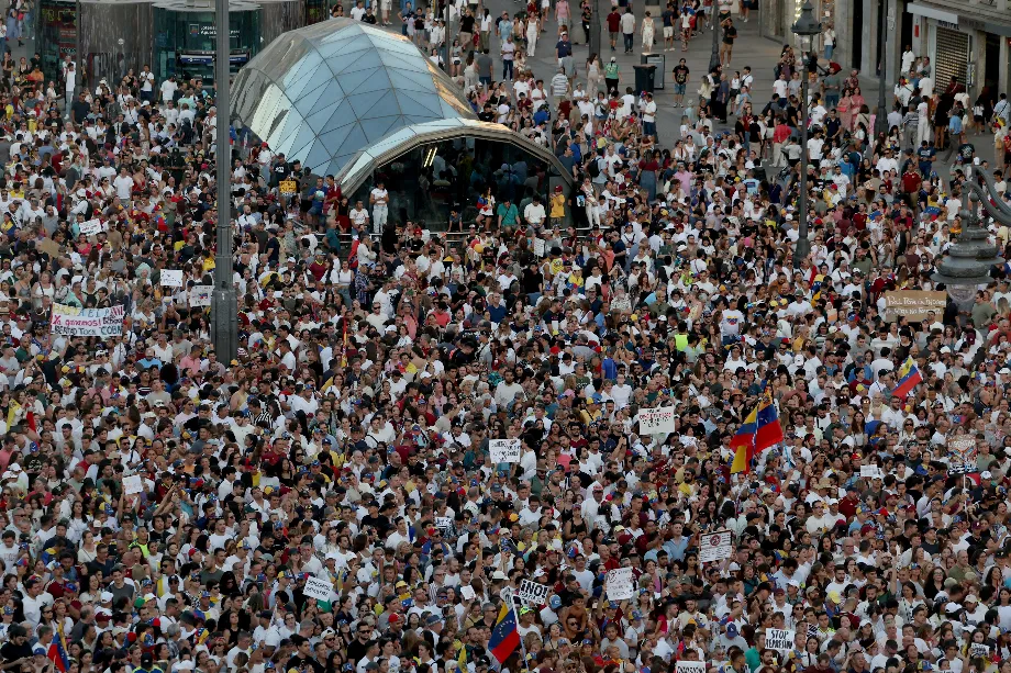 Des milliers de Vénézuéliens se sont réunis à la Puerta del Sol, à Madrid (REUTERS/Isabel Infantes)