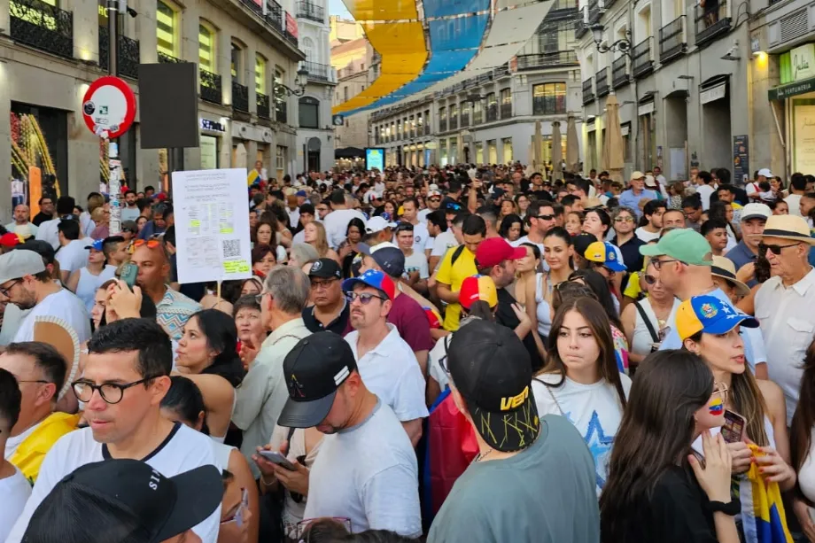 Manifestants dans la rue du Carmen, qui débouche sur la Puerta del Sol, également remplie de manifestants. (Israel Loreto)