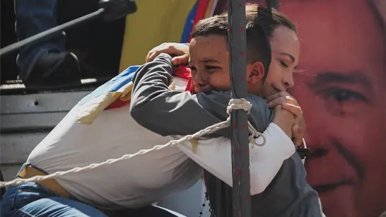 La photo émotive de María Corina Machado avec un enfant vénézuélien lors de la marche à Caracas : "L'étreinte de la transition"