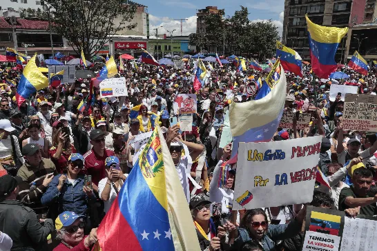 Des Vénézuéliens manifestent à Bogota suite à l'appel de María Corina Machado.
