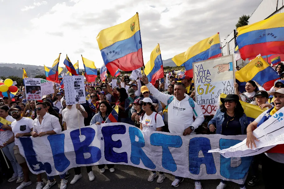 Des milliers de vénézuéliens se sont mobilisés dans plus de 300 villes du monde pour condamner la fraude électorale de Maduro (REUTERS/Karen Toro)