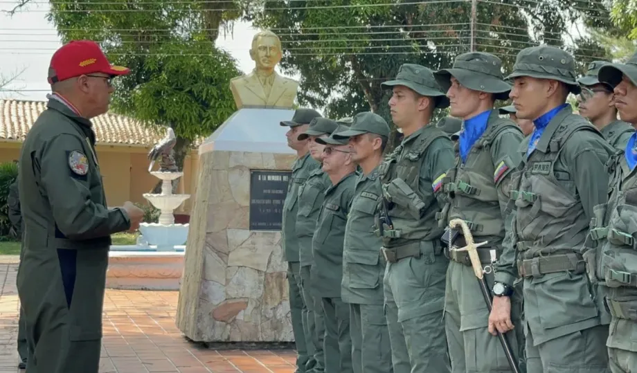 Le commandant général de l'Aviation Militaire lors d'un événement avec des membres de l'institution