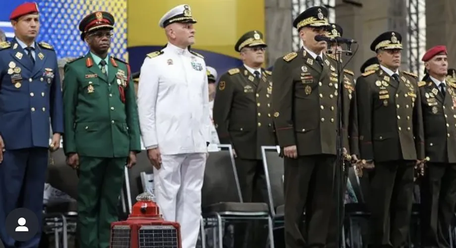 Le Ministre de la Défense avec des commandants des Forces Armées vénézuéliennes 