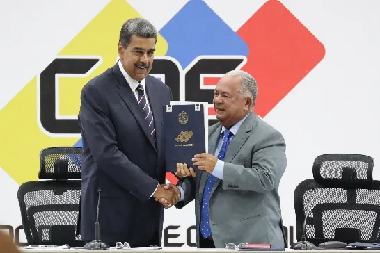 Transparence Électorale a dénoncé la manœuvre de Maduro et les faux observateurs internationaux qui cherchent à légitimer la fraude au Venezuela.