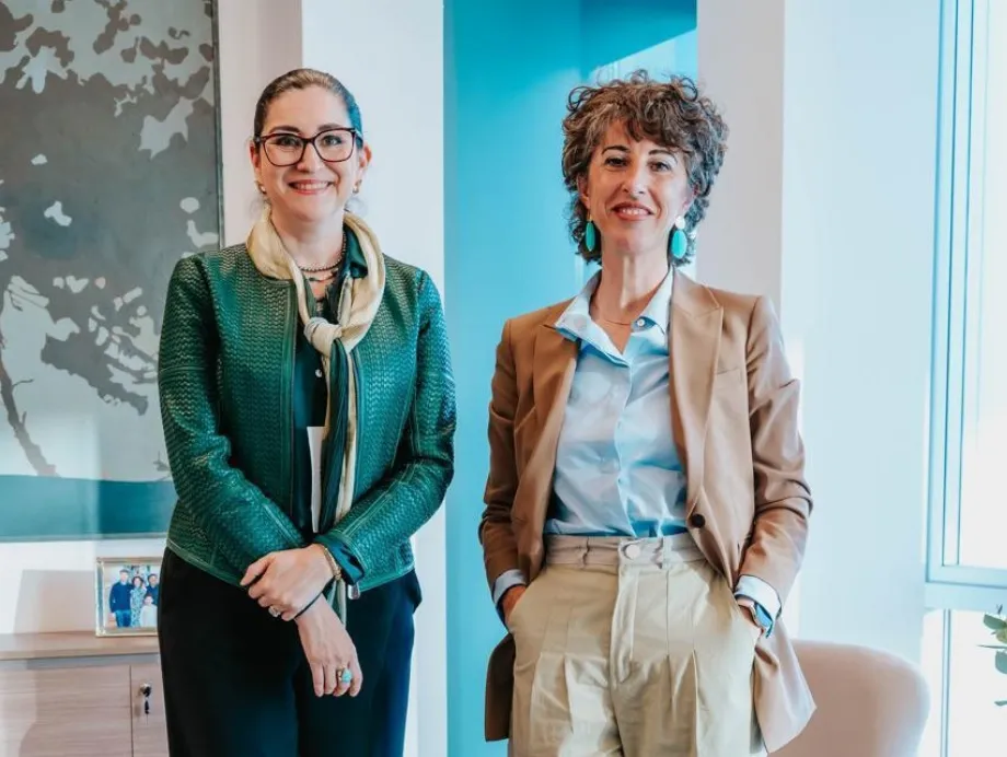 Rosalinda Ballesteros, directrice de l'Institut des Sciences du Bonheur de l'Université Tecmilenio de Monterrey, et Laura Rosso, rectrice de l'Université Siglo 21.