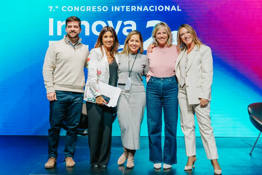 Esteban Torre, María Victoria Angulo González, Greyla Álvarez, Mercedes Miguel et María Belén Mendé (de g. à d.) ont exposé lors du panel sur le leadership éducatif.