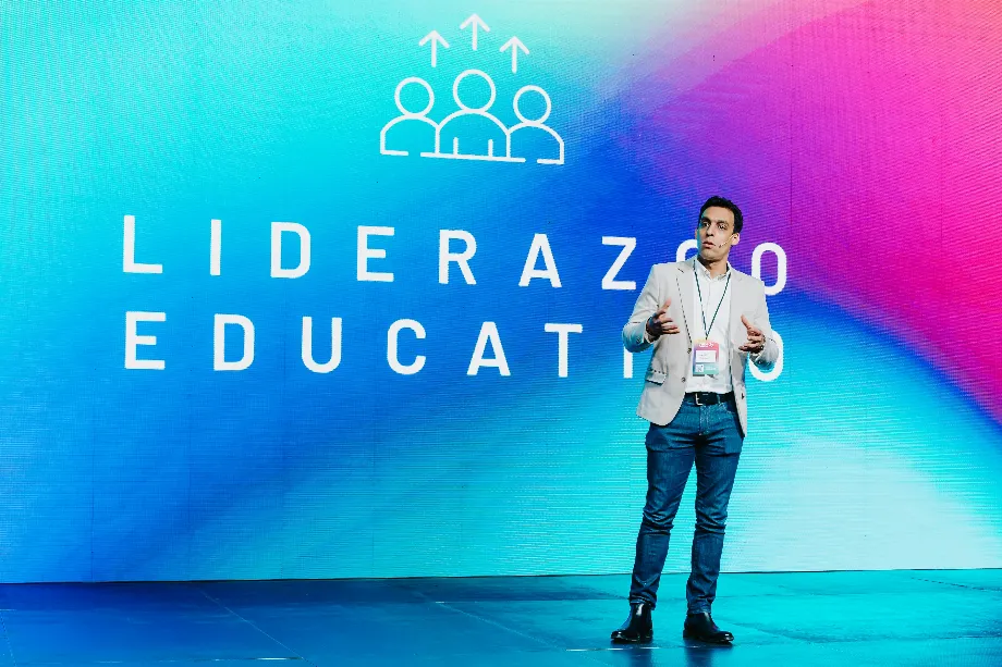 Leonardo Medrano, secrétaire général d'Académie et Développement de l'Université Siglo 21, a parlé des défis éducatifs que pose l'irruption de l'intelligence artificielle.