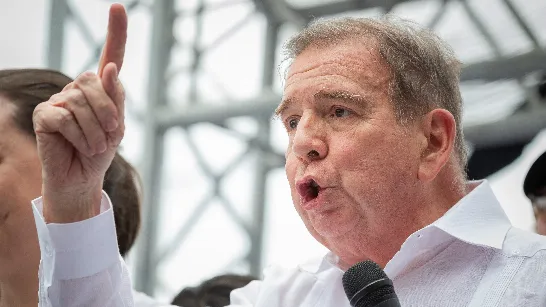 L'opposition vénézuélienne a dénoncé la persécution politique contre Edmundo González Urrutia suite à la convocation du parquet chaviste.