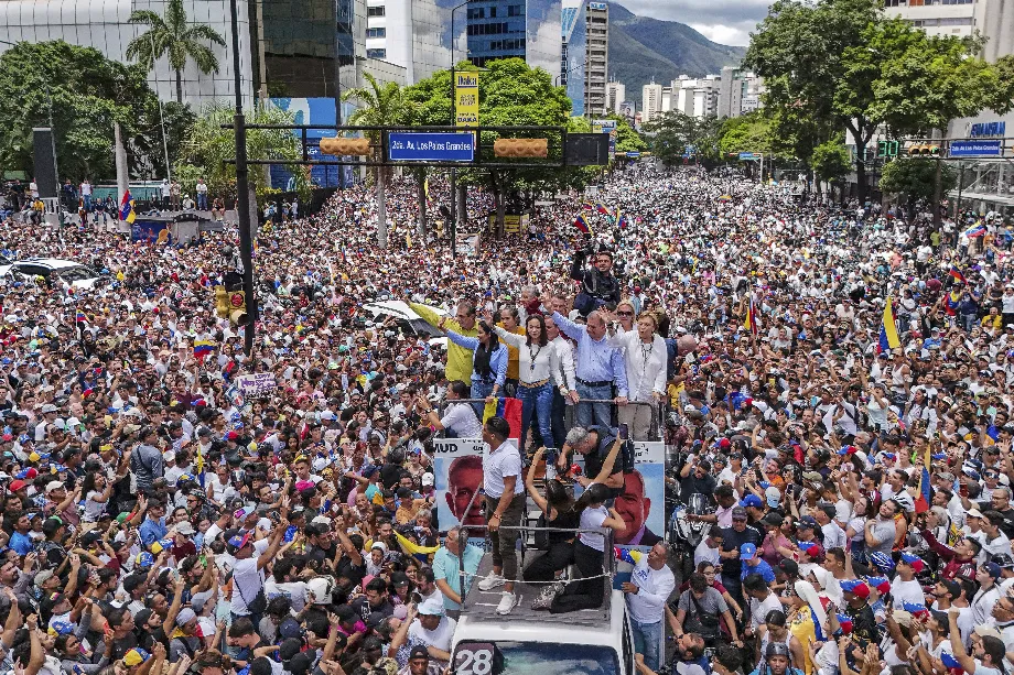La leader d'opposition vénézuélienne María Corina Machado et le candidat présidentiel Edmundo González Urrutia ont accompagné leurs partisans lors d'une manifestation contre les résultats officiels des élections à Caracas le mardi 30 juillet 2024, deux jours après le vote (AP Photo/Matías Delacroix)