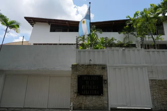 La dictature de Maduro a arrêté un employé local de l'ambassade argentine à Caracas et on ne sait pas où il est.