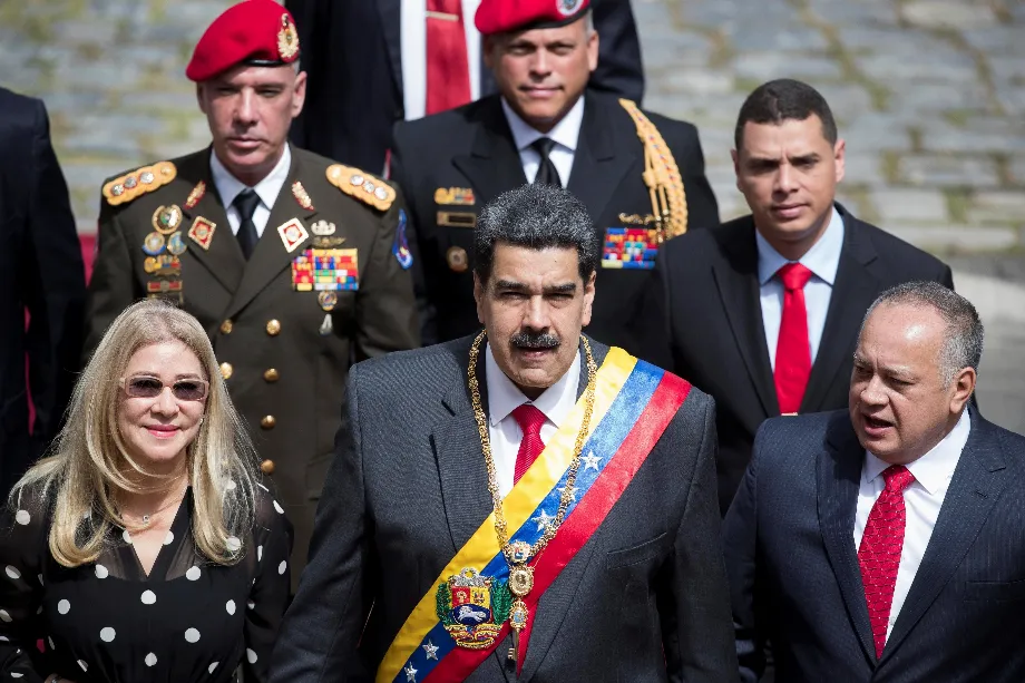 Sur l'image, le président du Venezuela, Nicolás Maduro (c), aux côtés du chef de l'Assemblée nationale constituante (ANC), Diosdado Cabello (d), et de la première dame, Cilia Flores (i). (EFE/Rayner Peña/Archive)