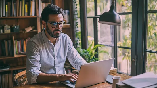 Un nombre inattendu élevé d'employés est favorable à ce que leurs supérieurs voient leurs conversations et courriels.