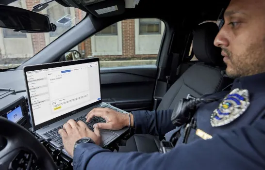 Les policiers aux États-Unis commencent à utiliser l'IA pour rédiger des rapports sur des délits : une controverse judiciaire a surgi.