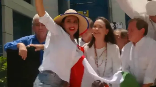 Capturent Sandra Cuevas au Venezuela ; elle a remis un drapeau du Mexique à María Corina Machado | VIDÉO