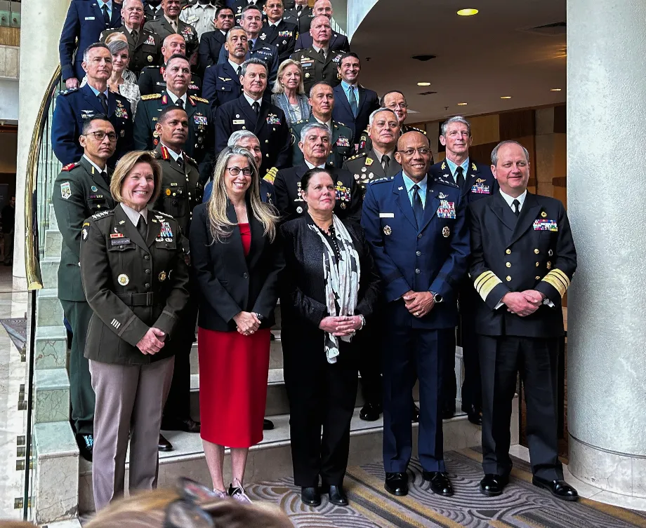 La générale américaine Laura Richardson a posé pour une photo lors d'une conférence de leaders militaires latino-américains à Santiago du Chili (REUTERS/Phil Stewart)