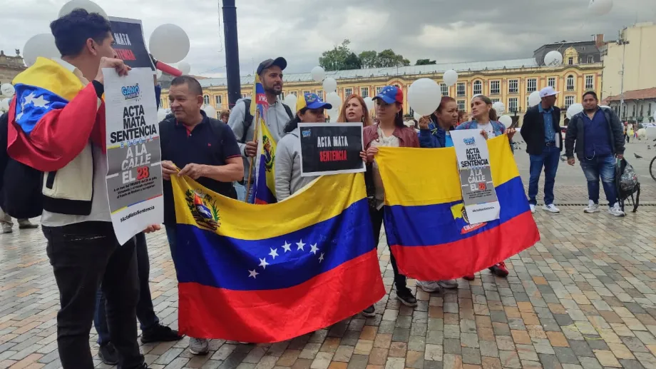 À Bogotá, les manifestants se sont réunis sur la Plaza de Bolívar avec des ballons blancs et des pancartes comme 'Dans la rue le 28' - crédit @ConVzlaComando/X