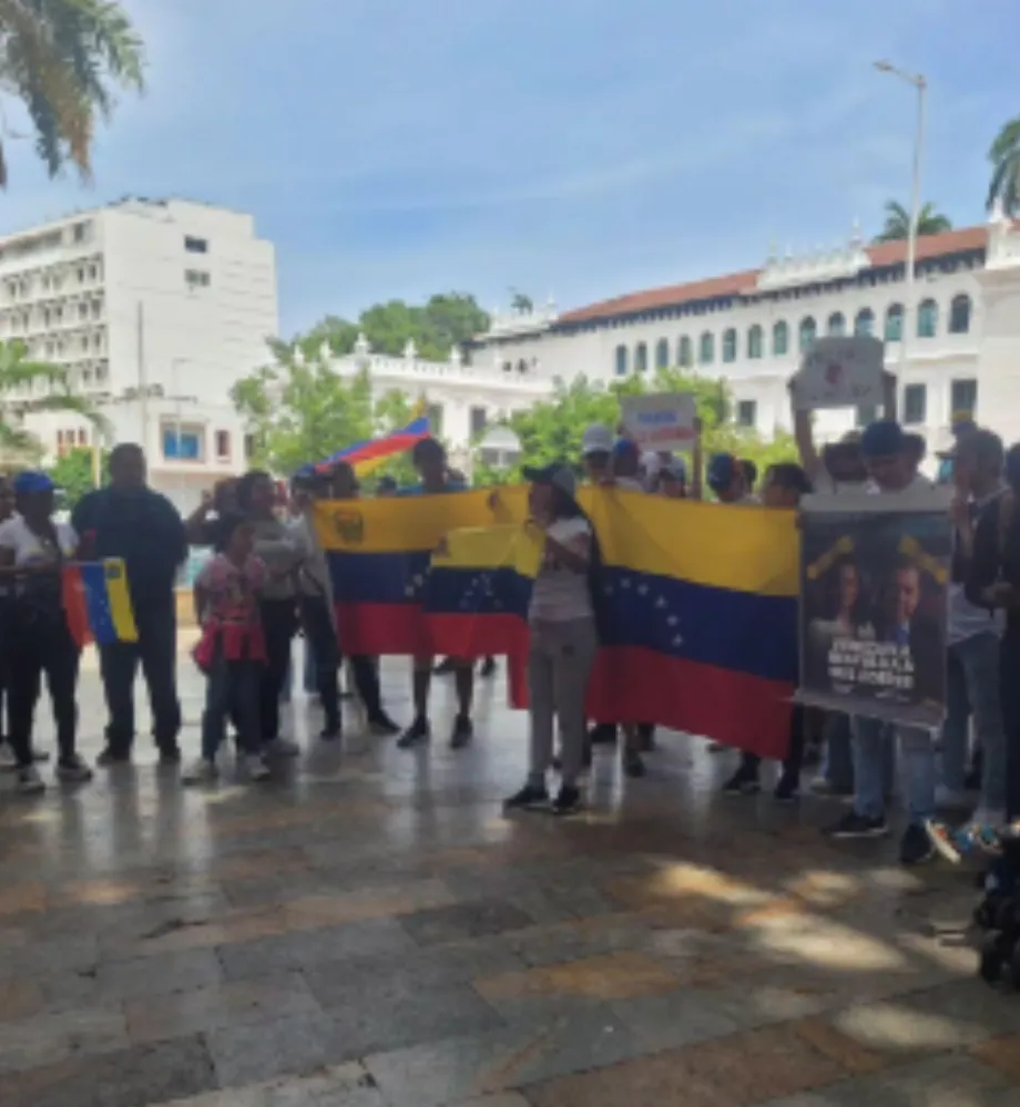 À Carthagène, les manifestants ont montré leur mécontentement envers le régime de Nicolás Maduro par des pancartes et des slogans - crédit @dreamymariana/X