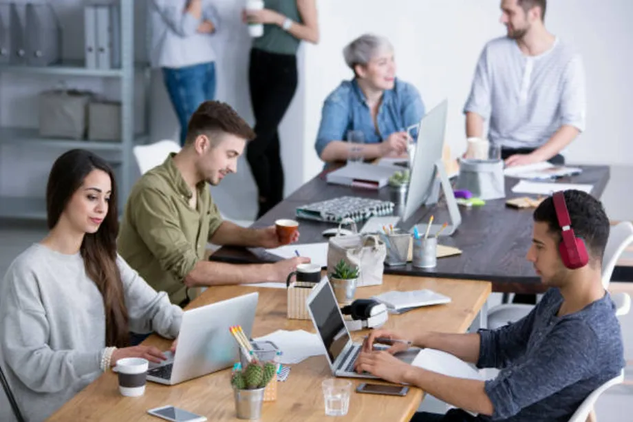 Réaliser des stages et des travaux en présentiel est une perte que beaucoup de jeunes ont connue pendant la pandémie. (Getty Images/iStockphoto)
