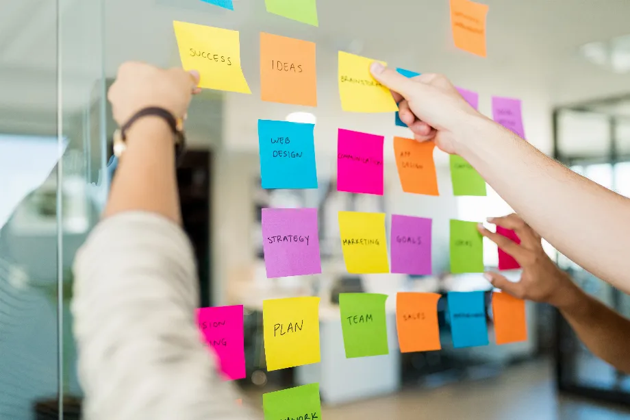 Il est important de se former sur les outils de communication et poser des questions activement peut faire la différence lors des premiers jours de travail. (Archive)
