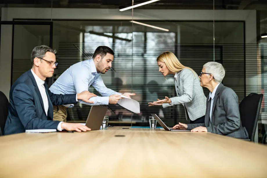Partager des idées fraîches et des perspectives peut apporter une valeur inestimable dans l'espace du travail. (Getty Images)