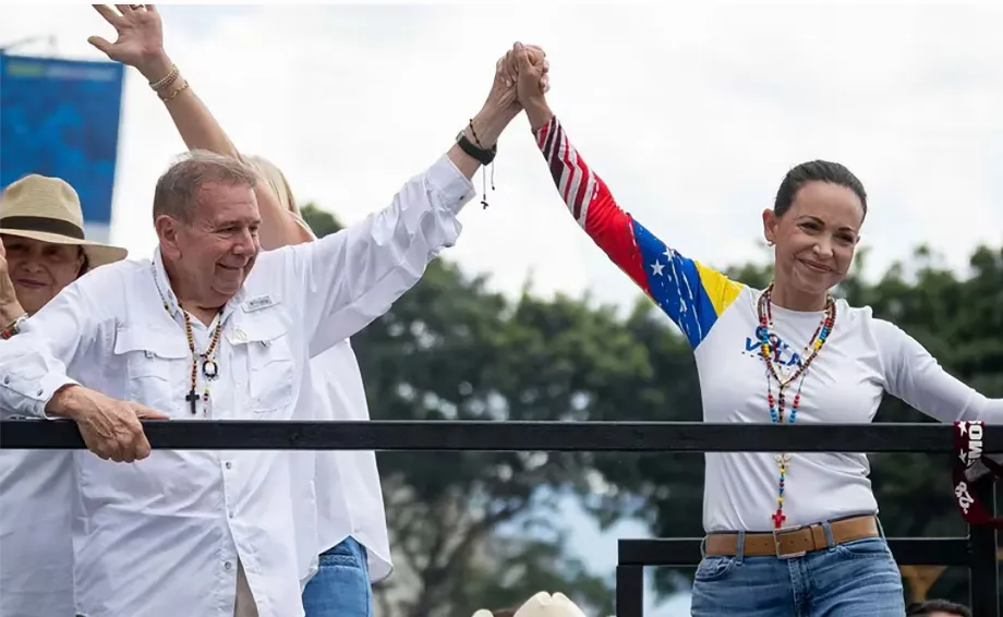 Les opposants Edmundo González Urrutia et María Corina Machado lors d'une marche au Venezuela