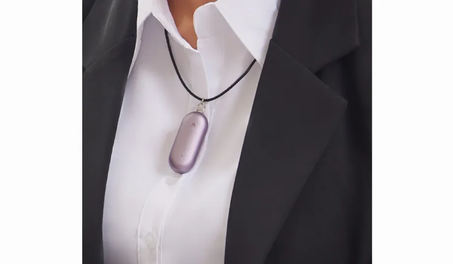 L'enregistreur intelligent peut être ajusté pour devenir un pendentif ou simuler une montre intelligente. (Plaud AI)