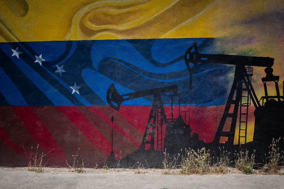 Image d'archives d'une murale au siège de l'entreprise pétrolière d'État Petróleos de Venezuela (Pdvsa) (EFE/ Rayner Peña R.)