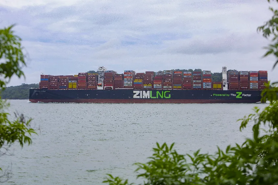 Photographie d'archives d'un navire de cargaison transitant par le Canal de Panama à Panama (EFE/ Carlos Lemos)