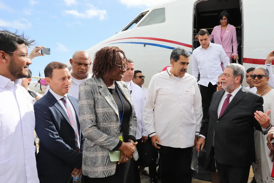 Nicolás Maduro (c), tandis qu'il converse avec le Premier ministre de Saint-Vincent et les Grenadines, Ralph Gonsalves (d), à l'aéroport international d'Argyle à Saint-Vincent et les Grenadines. (EFE/ Prensa Miraflores