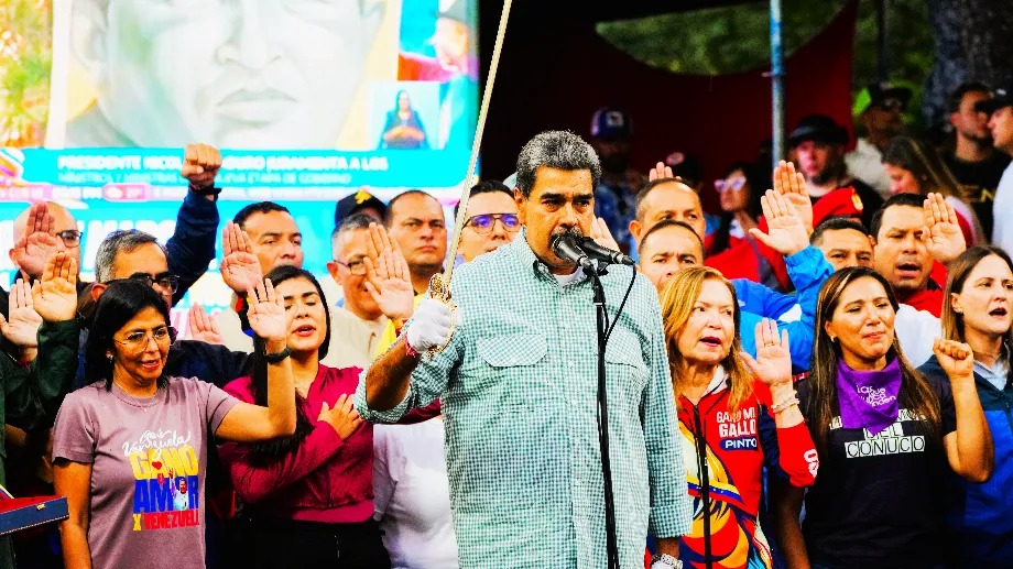 Le dictateur vénézuélien Nicolás Maduro brandit une épée alors que son nouveau cabinet prête serment, à Caracas, Venezuela, le mercredi 28 août dernier (AP)