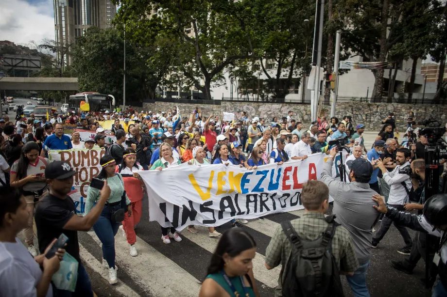 Une manifestation d'enseignants, soutenus par des travailleurs d'autres secteurs, contre les bas salaires et pour demander des améliorations des conditions de travail, le 15 janvier dernier à Caracas (EFE/Miguel Gutiérrez)