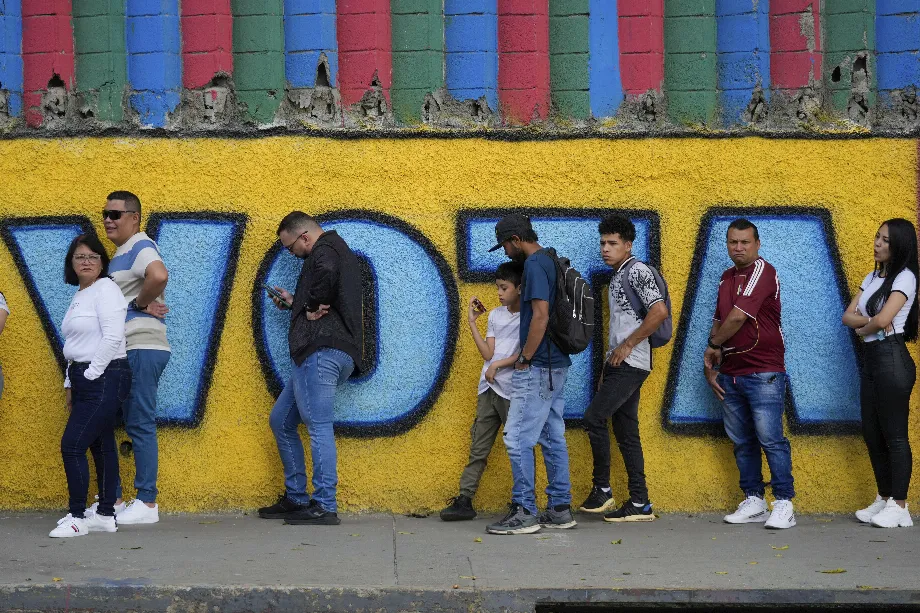 Les gens font la queue devant un bureau de vote lors des élections présidentielles à Caracas, Venezuela, le 28 juillet dernier (Photo AP/Fernando Vergara)