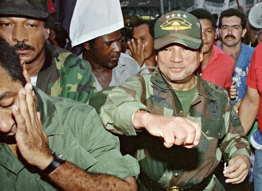 Causa justa, así se llamó la operación con la que Estados Unidos, en diciembre de 1989, derrocó a un dictador mafioso, Manuel Antonio Noriega, y ayudó a instalar un gobierno democráticamente electo / AFP PHOTO / MANOOCHER DEGATHI