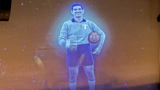L'intelligence artificielle « ressuscite » la Tota Carbajal lors de l'intronisation au Hall of Fame du football international.