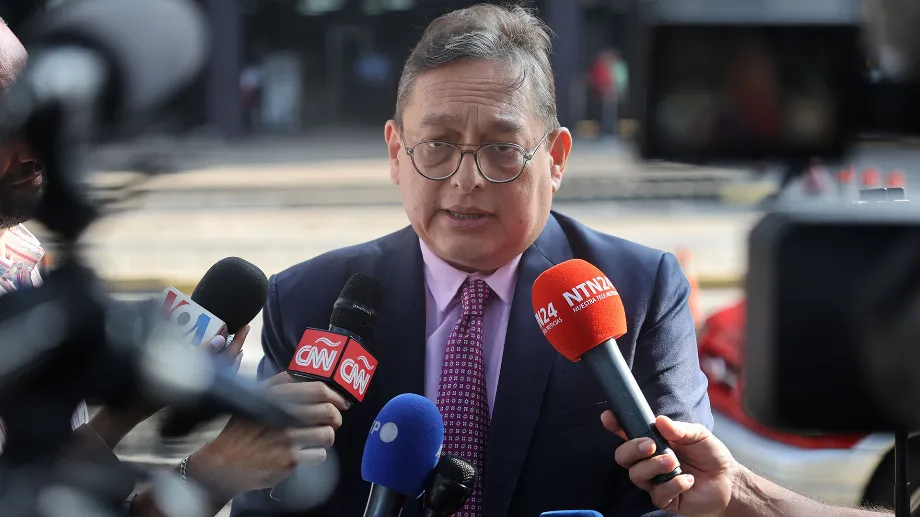 L'avocat d'Edmundo González, José Vicente Haro, s'exprime devant les médias à l'extérieur du siège du Ministère Public (EFE/Miguel Gutiérrez)