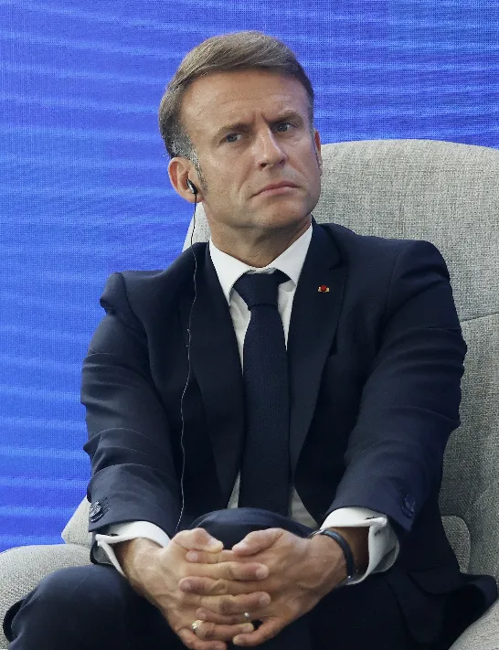 Irritation à gauche et à l'extrême droite face à l'indécision de Macron.