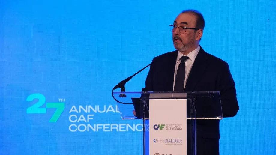 Le président de la CAF, Sergio Díaz-Granados, lors de son discours à la conférence sur le développement économique et la sécurité régionale, qui se déroule à l'OEA