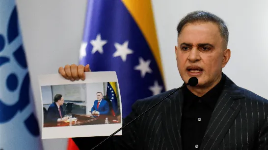 Le parquet du Venezuela a accusé trois dirigeants antichavistes de collaborer avec l'opposition en diffusant les procès-verbaux électoraux.