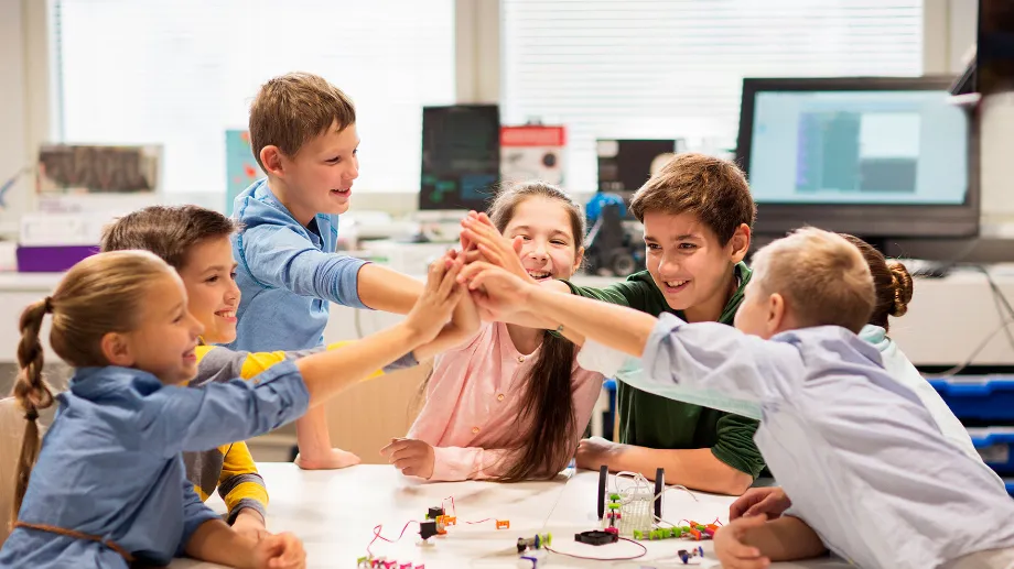 Le document du Plan Ceibal propose une approche éducative qui non seulement forme les étudiants à l'utilisation de la technologie, mais les prépare également à questionner et à réfléchir sur ses implications sociales.